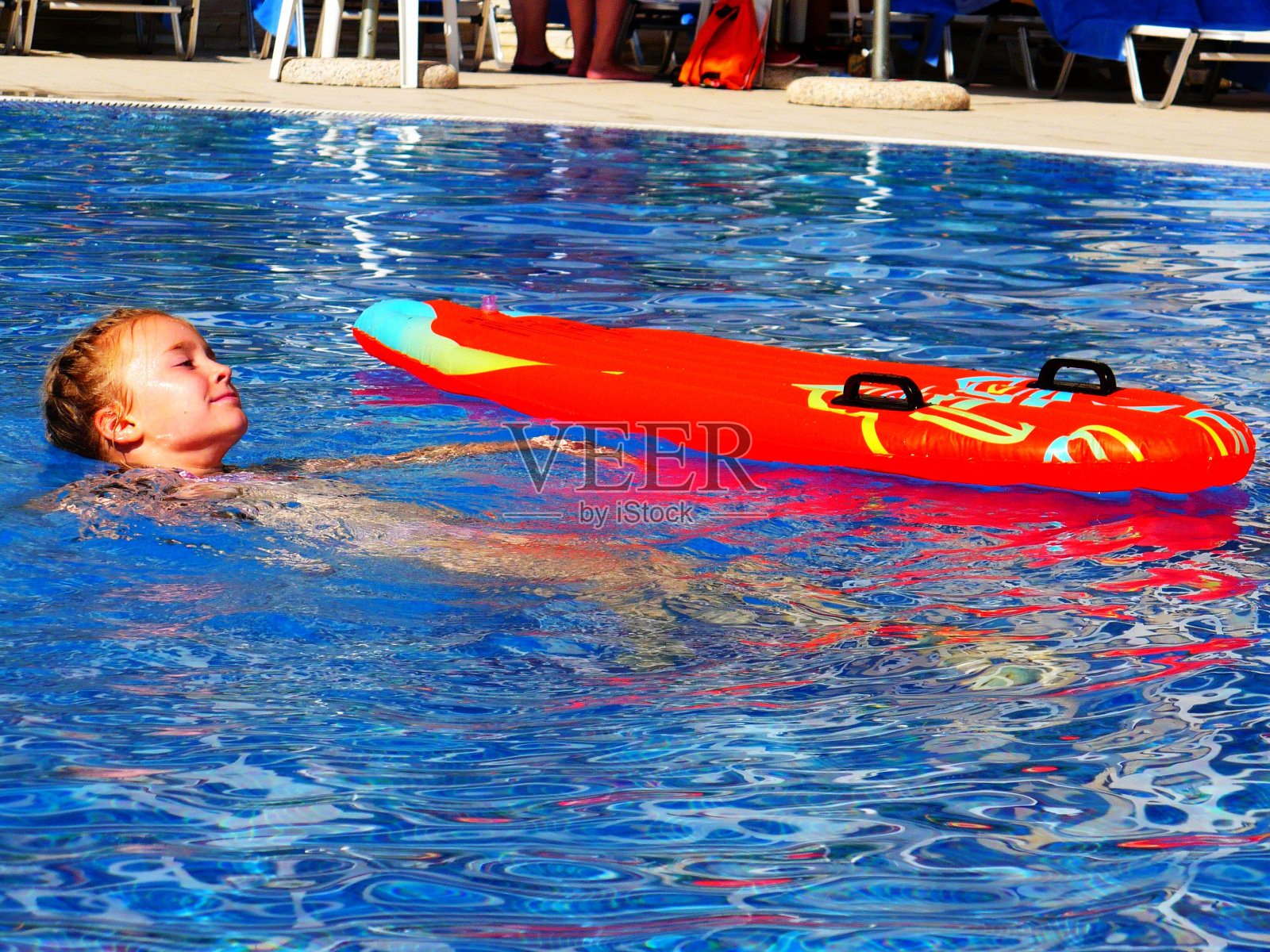 小女孩正仰面游泳照片摄影图片