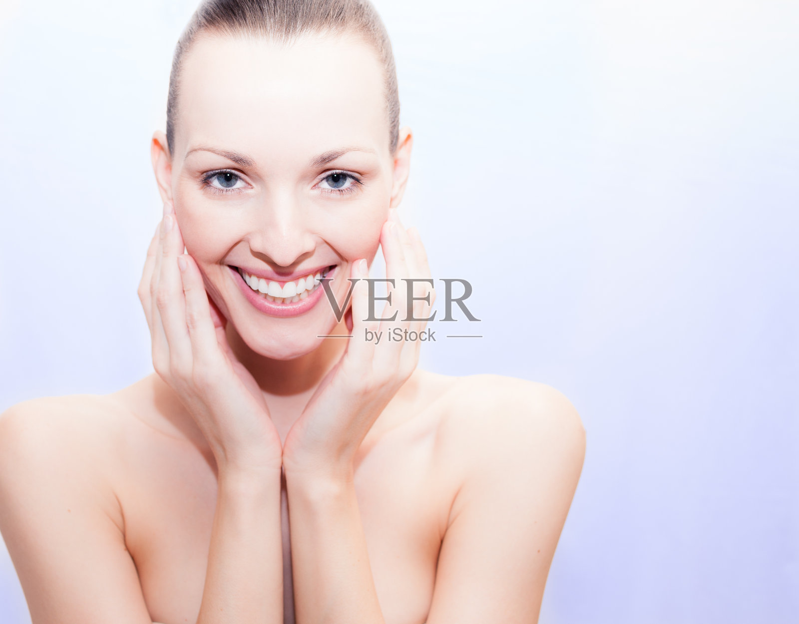 年轻美丽的女人微笑的肖像照片摄影图片