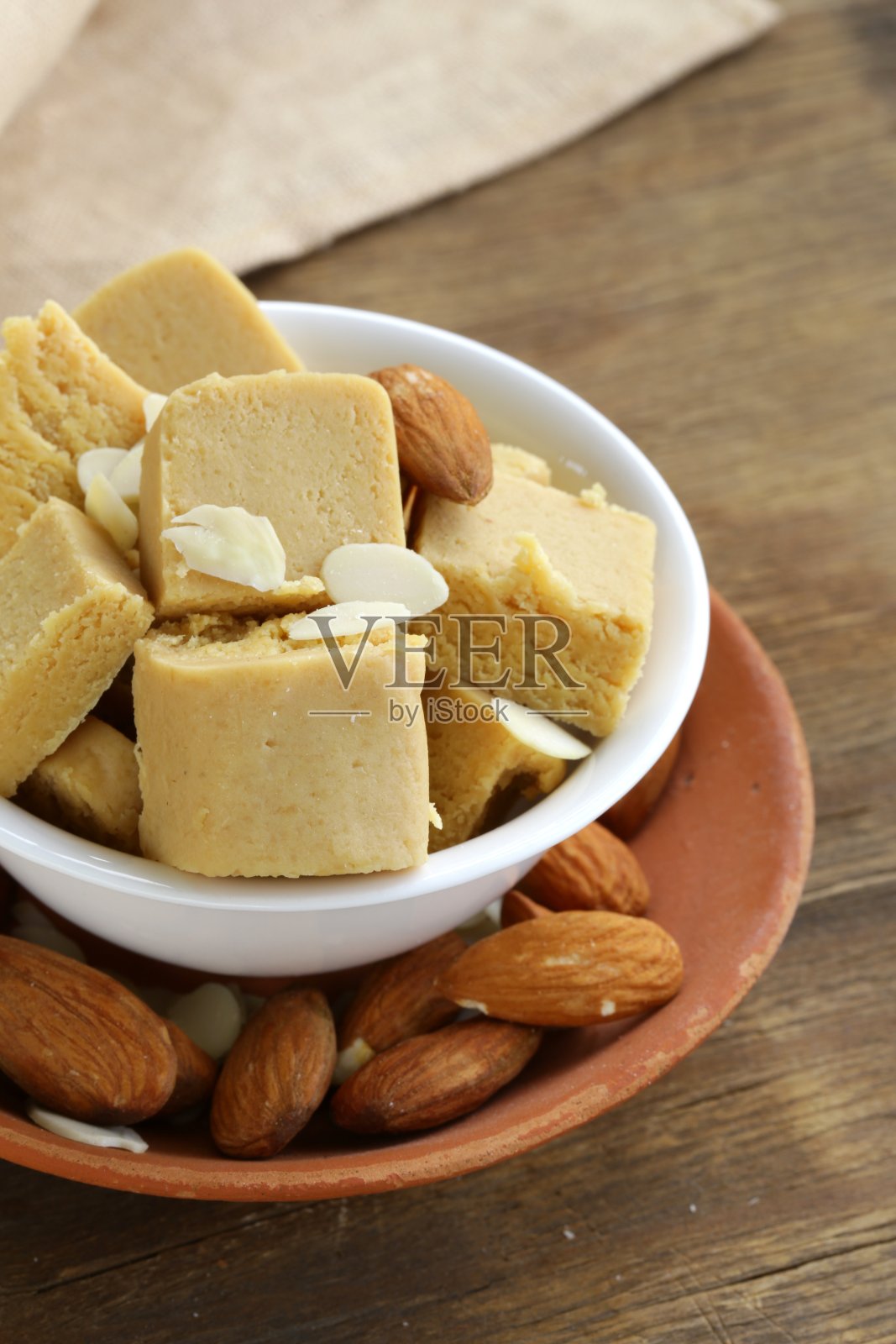 杏仁糊-杏仁软糖在一个碗与整个坚果照片摄影图片