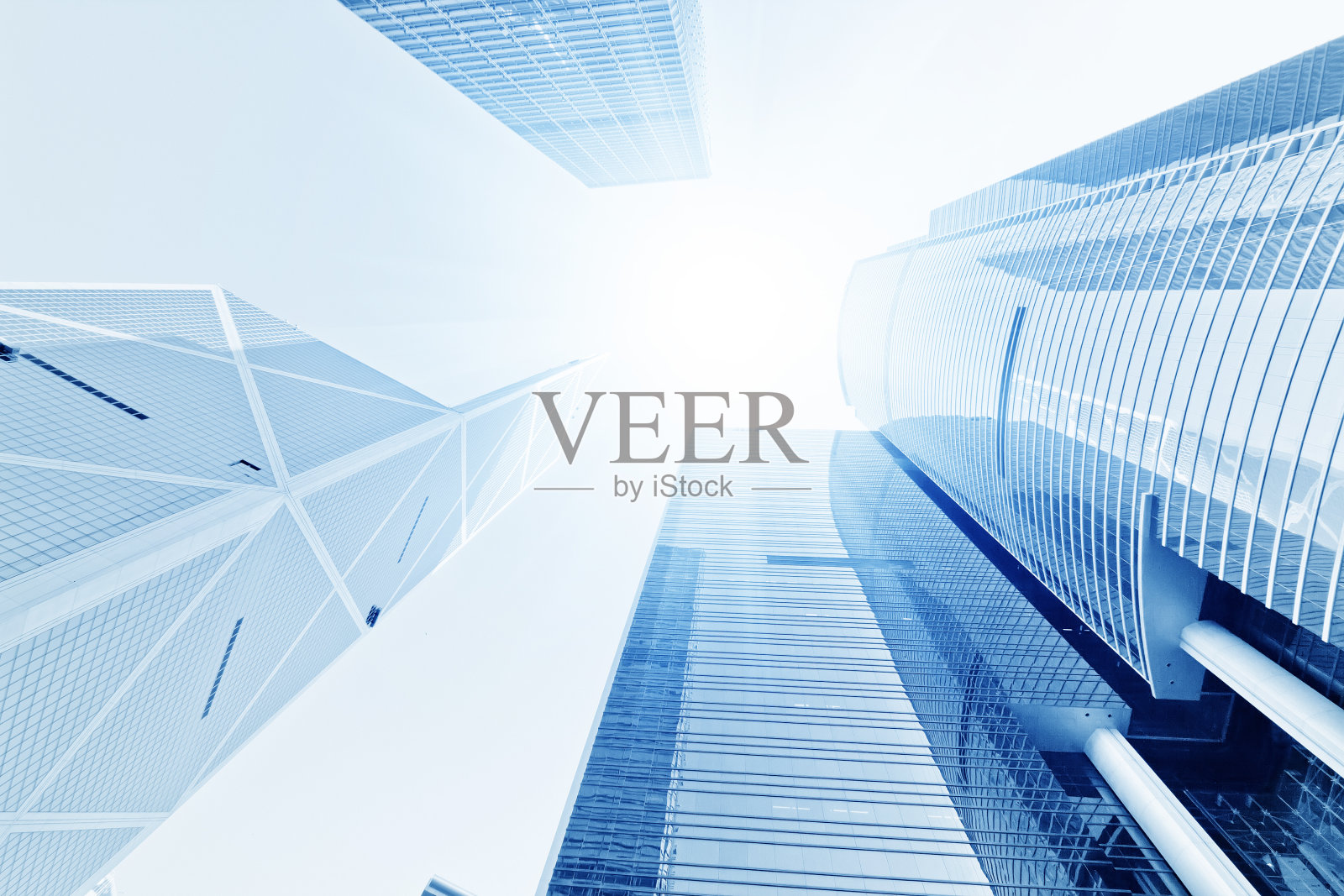 从几座高层办公楼的底部俯瞰天空照片摄影图片