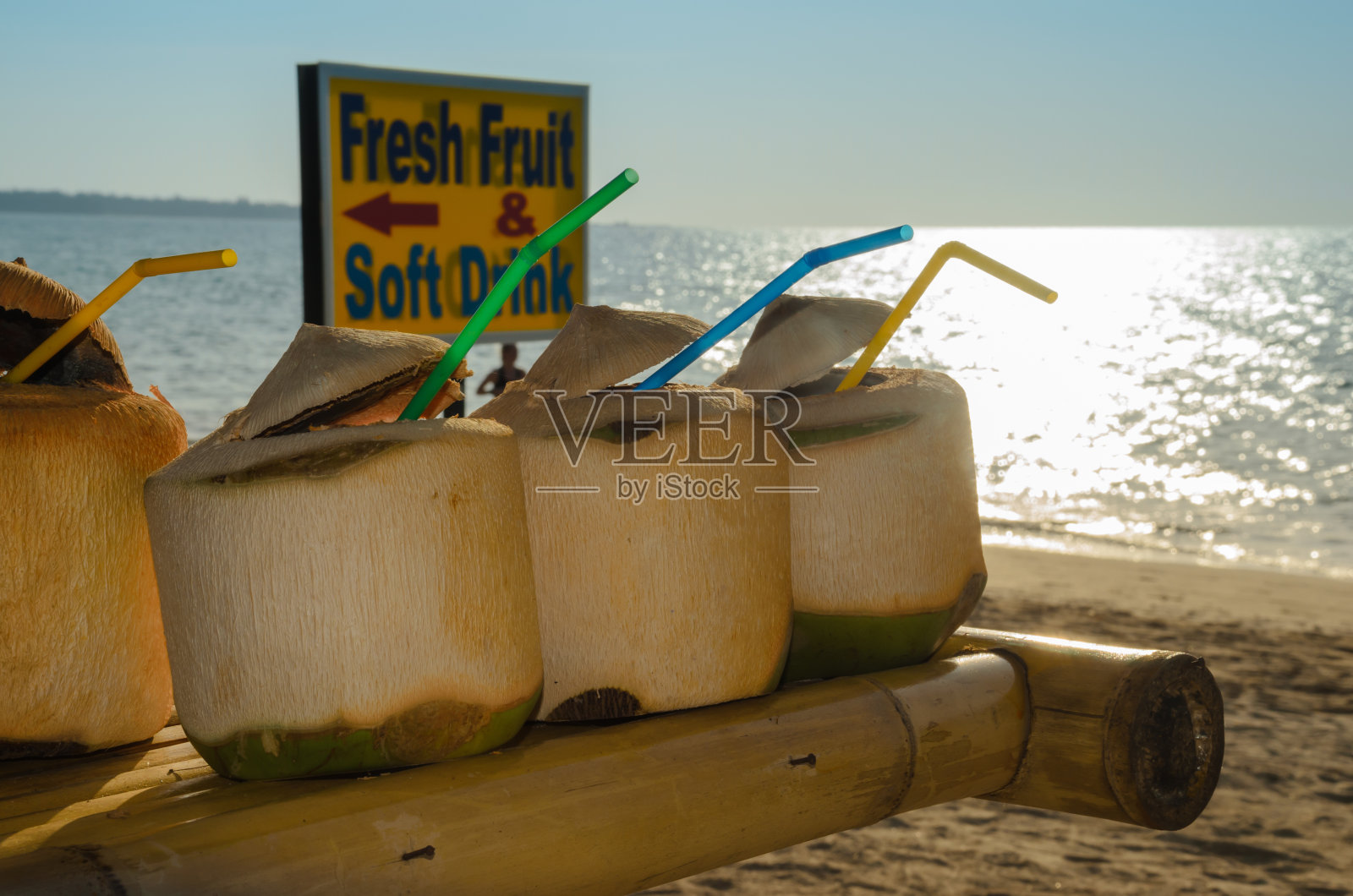 在泰国的沙滩上喝软饮料照片摄影图片