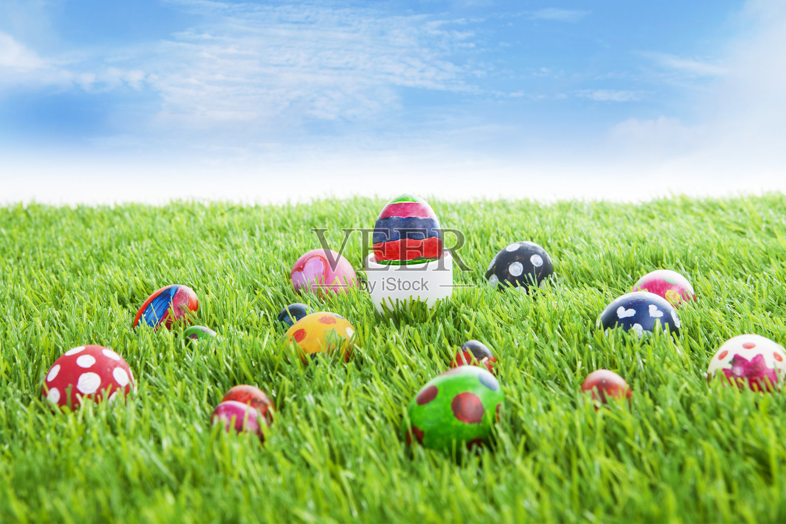复活节彩蛋在草地上横着照片摄影图片