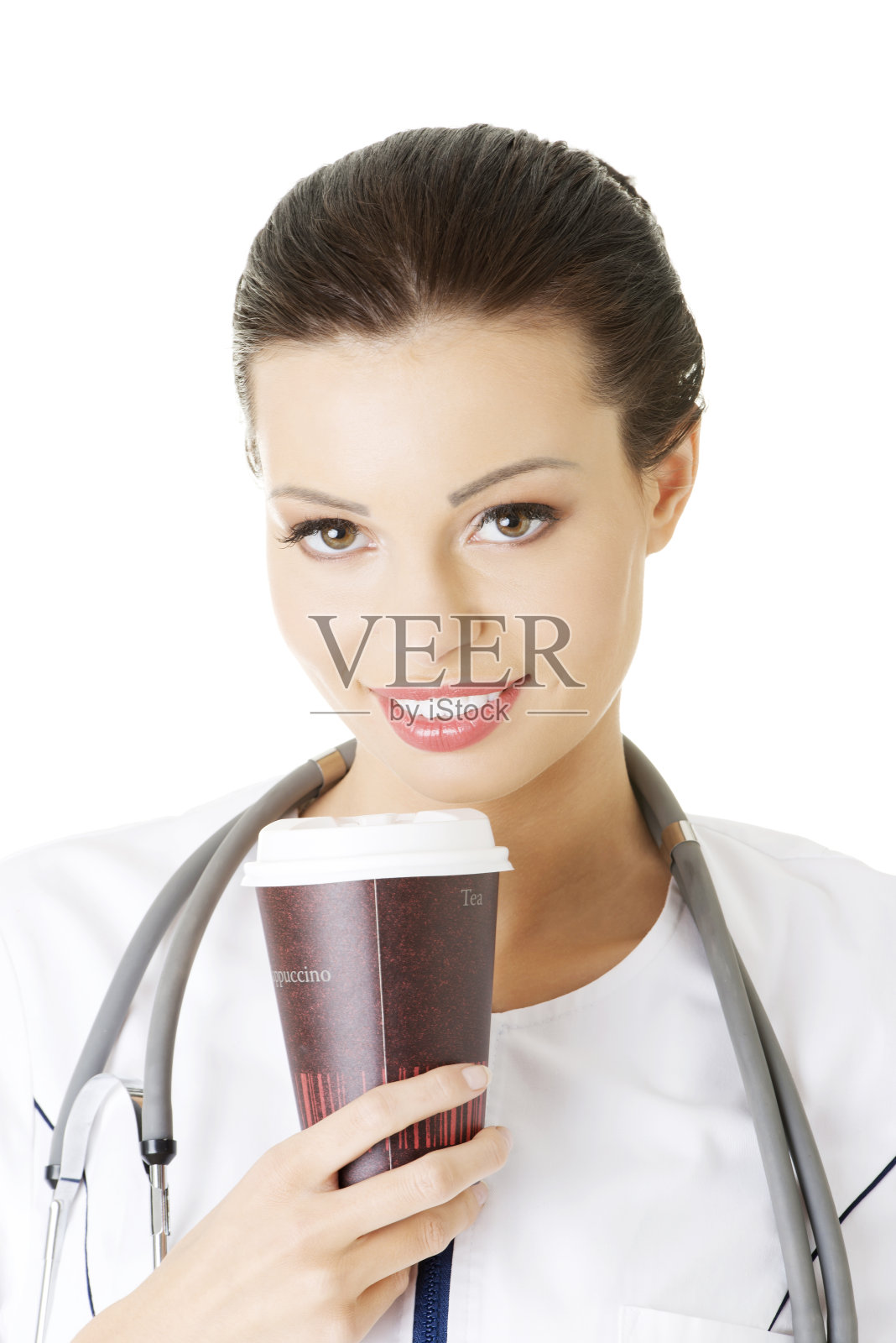 年轻迷人的女医生，带着听诊器和咖啡。照片摄影图片