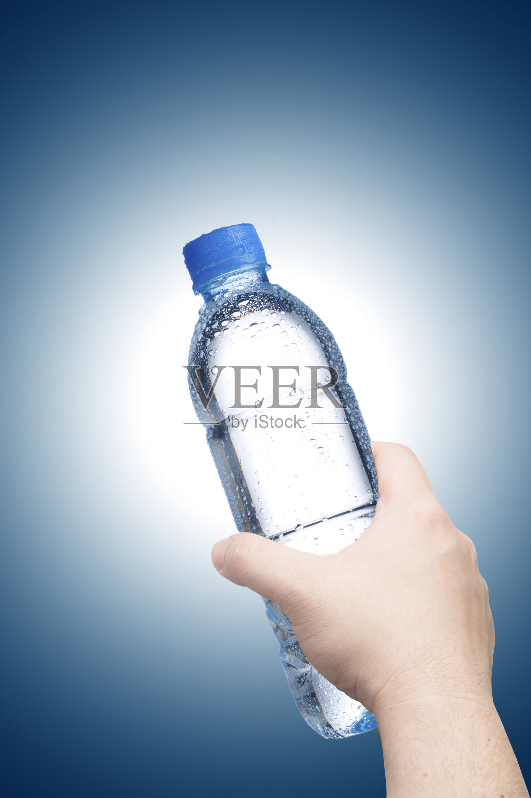 手里拿着一瓶水照片摄影图片