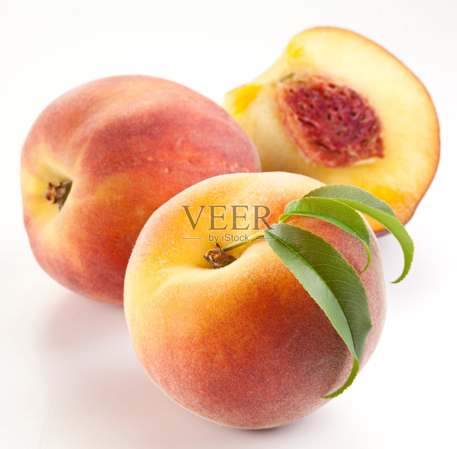 成熟的桃子带叶。照片摄影图片