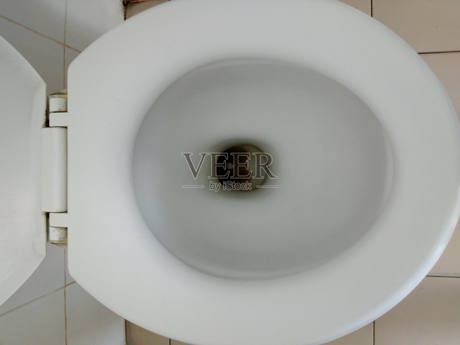 厕所内的抽水马桶照片摄影图片