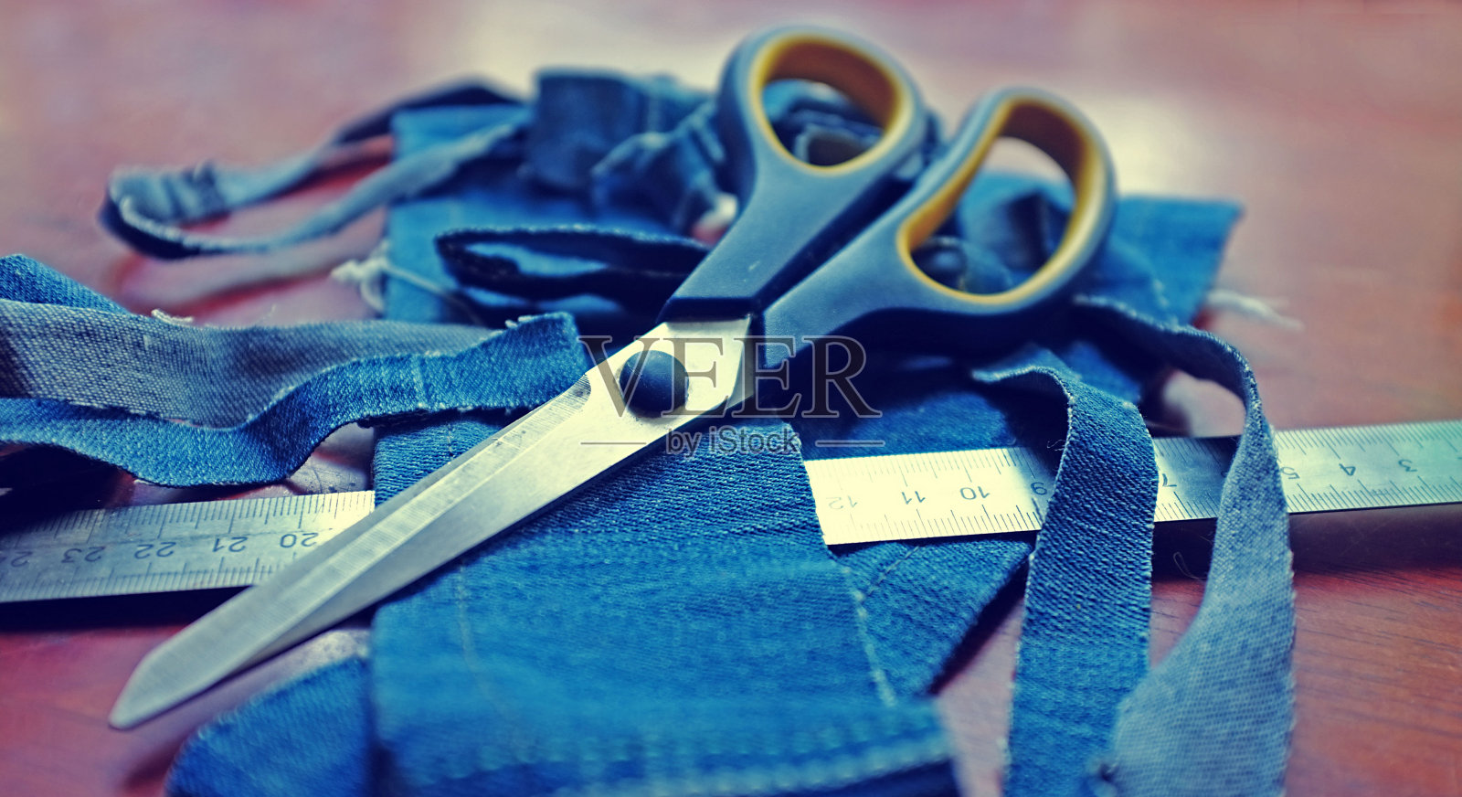 牛仔裤和剪刀照片摄影图片