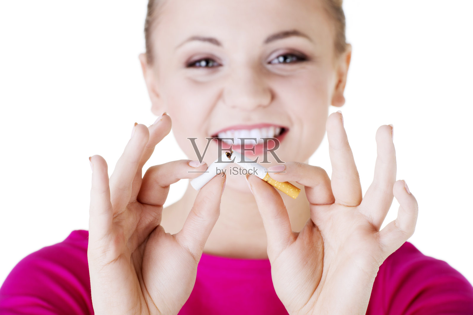 美丽随意的女孩拿着断了的香烟。照片摄影图片