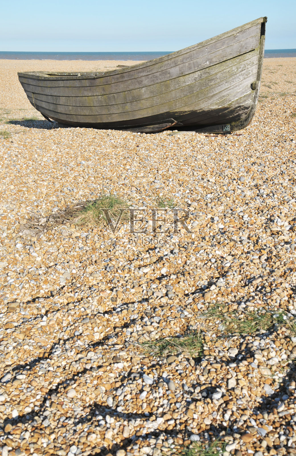 海滩上的旧船照片摄影图片
