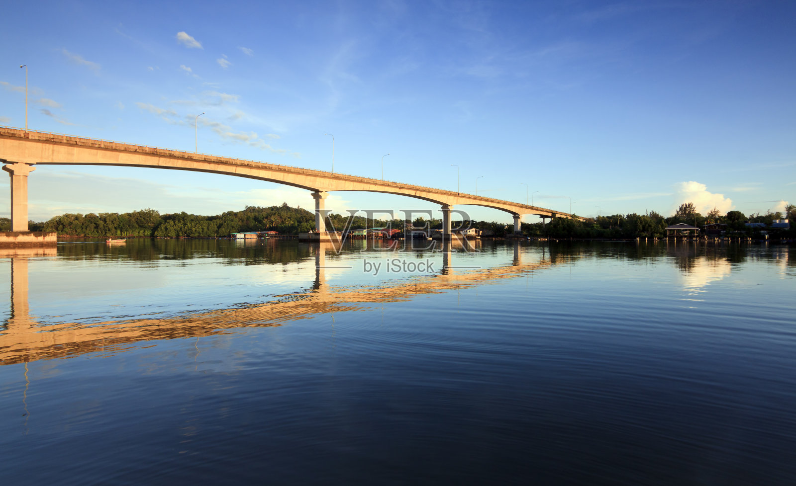 马来西亚，婆罗洲，沙巴州，蓝天桥的倒影照片摄影图片