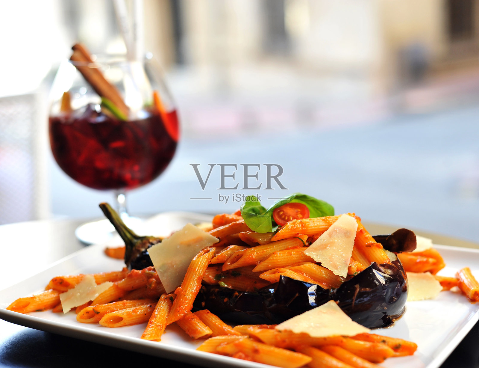 茄子面食配一杯红酒照片摄影图片