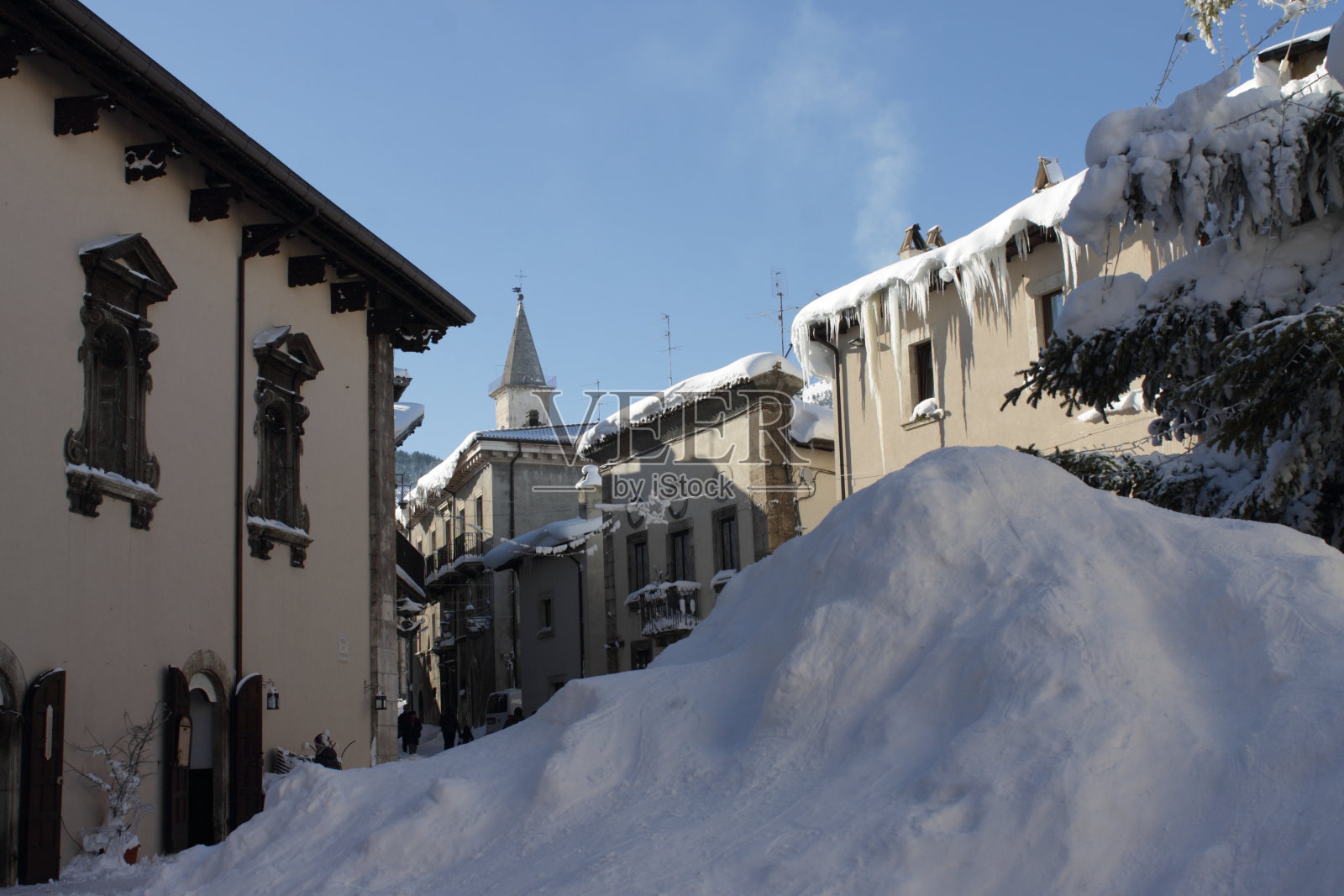 Pescocostanzo市政厅广场上的雪堆照片摄影图片