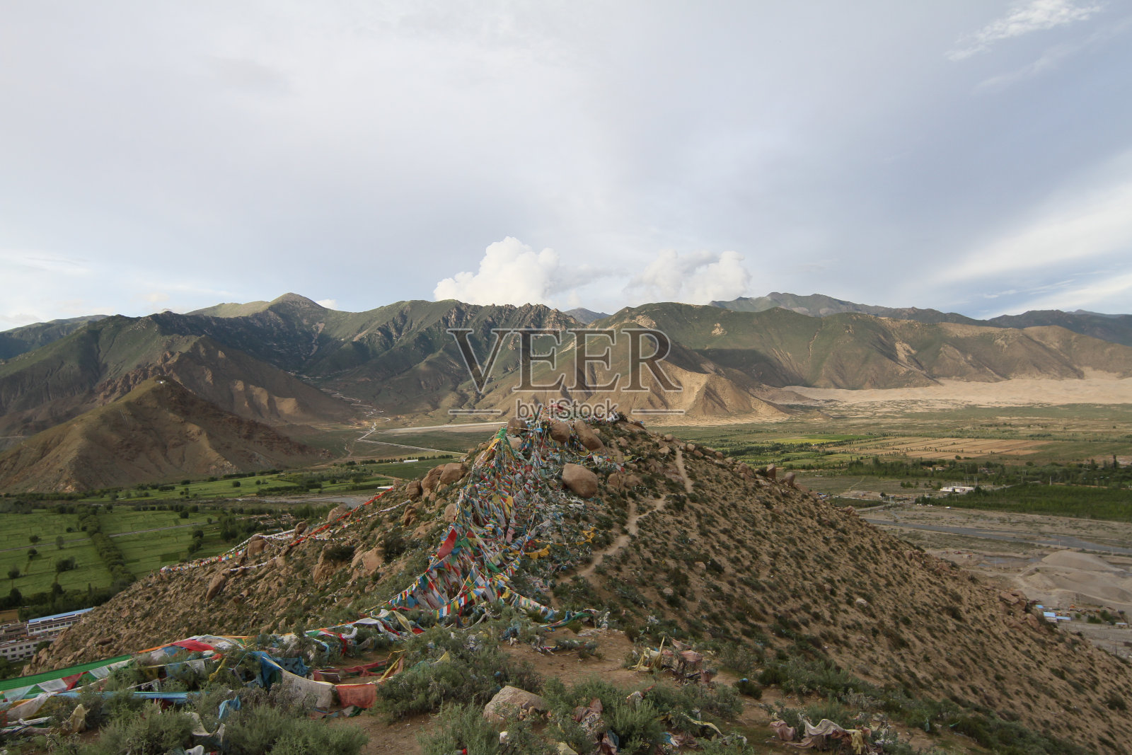 西藏的山麓照片摄影图片