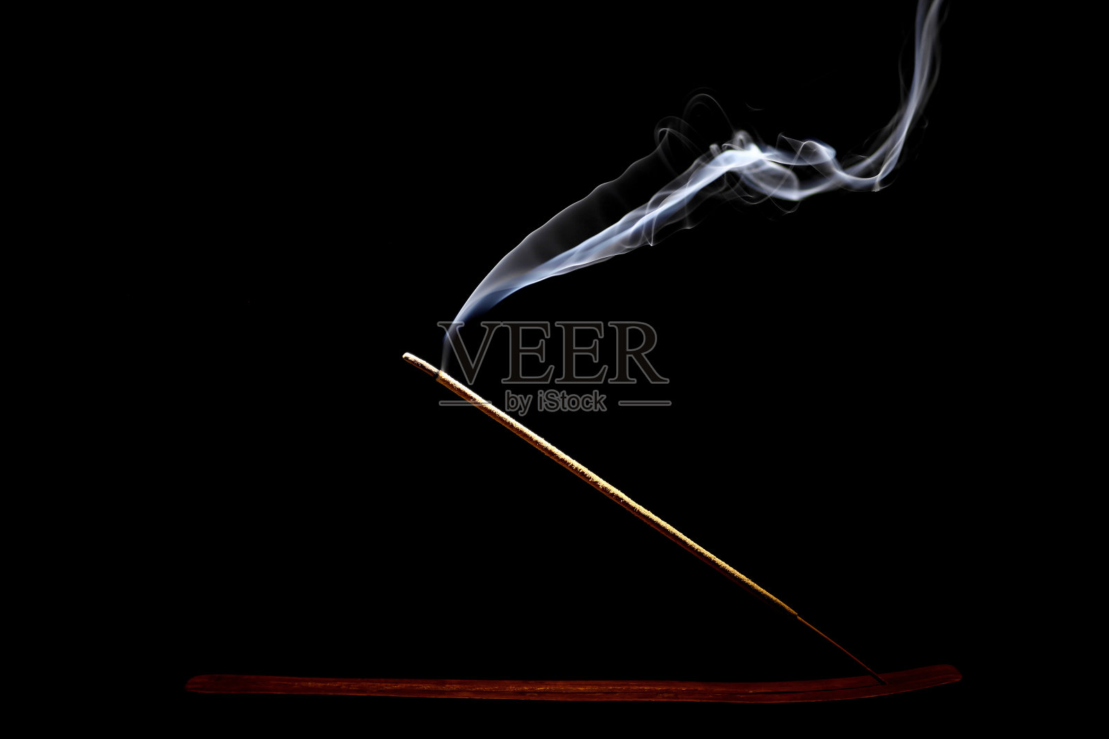 在黑色背景上烧香照片摄影图片