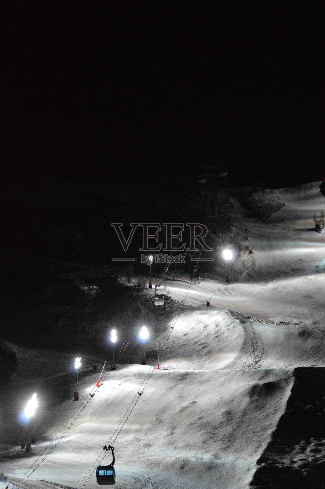 夜间滑雪时，斜坡变得平坦了照片摄影图片