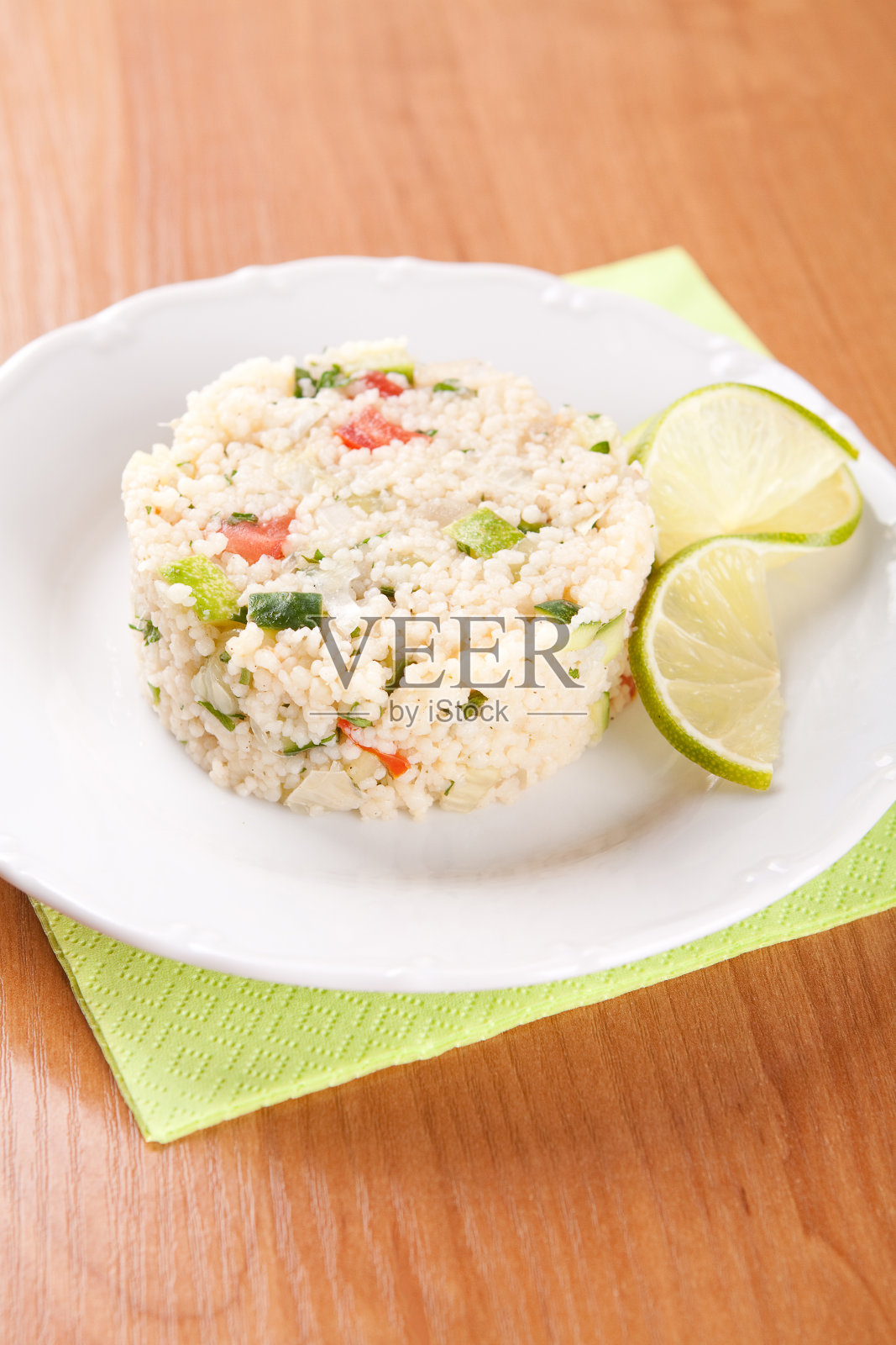 配蒸粗麦粉，欧芹，西红柿和黄瓜的沙拉照片摄影图片