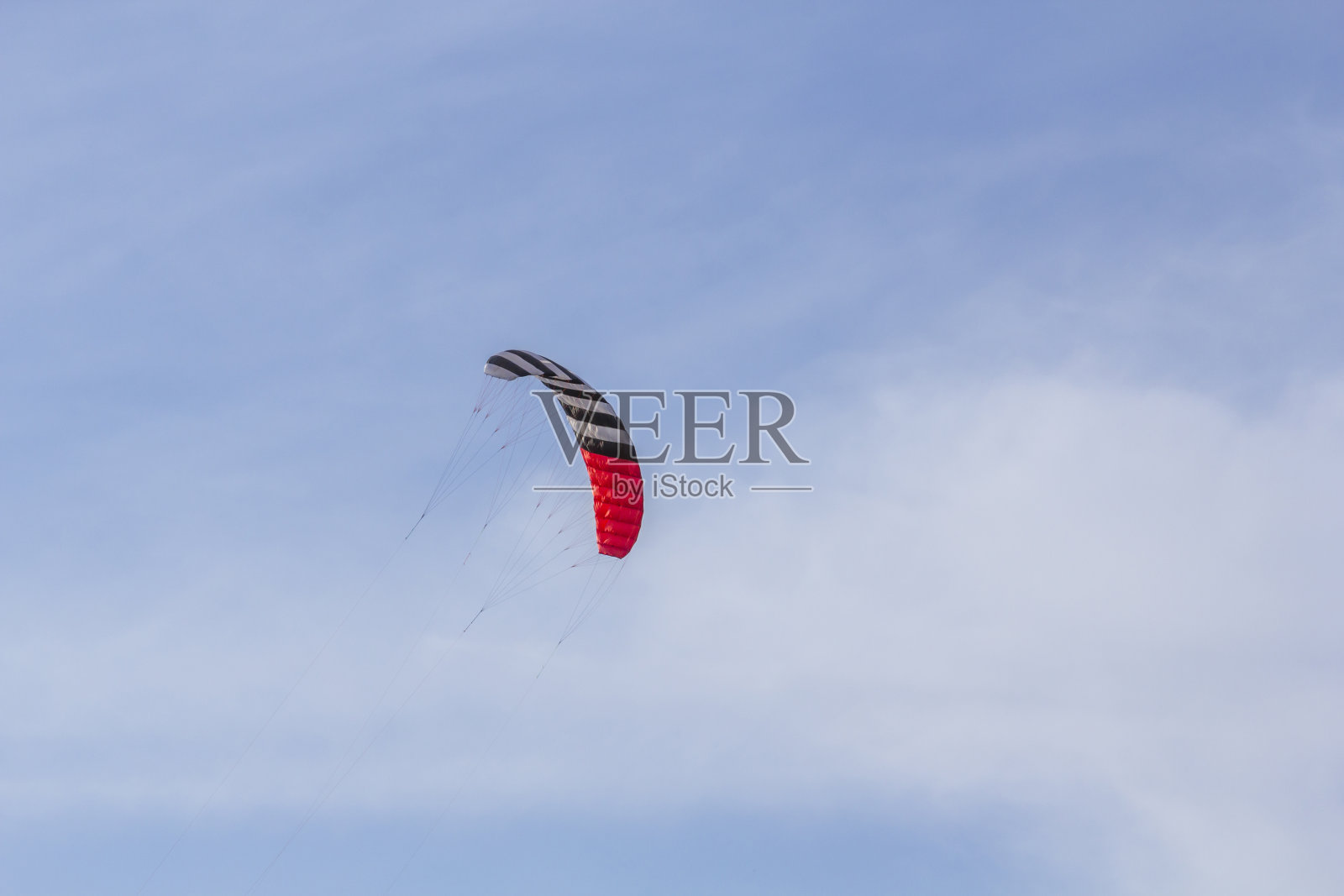 蓝天上的特技风筝照片摄影图片