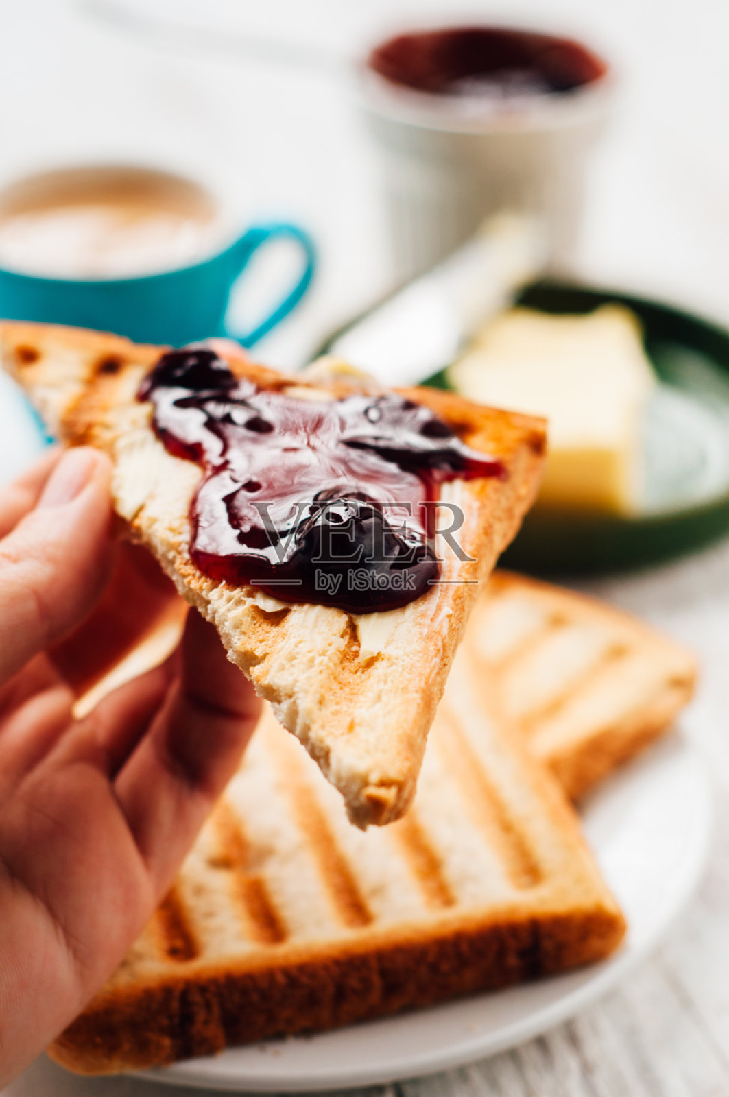 女人用手吃烤面包当早餐照片摄影图片