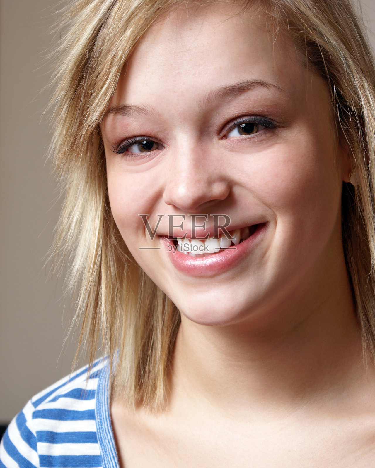 微笑的年轻女人照片摄影图片