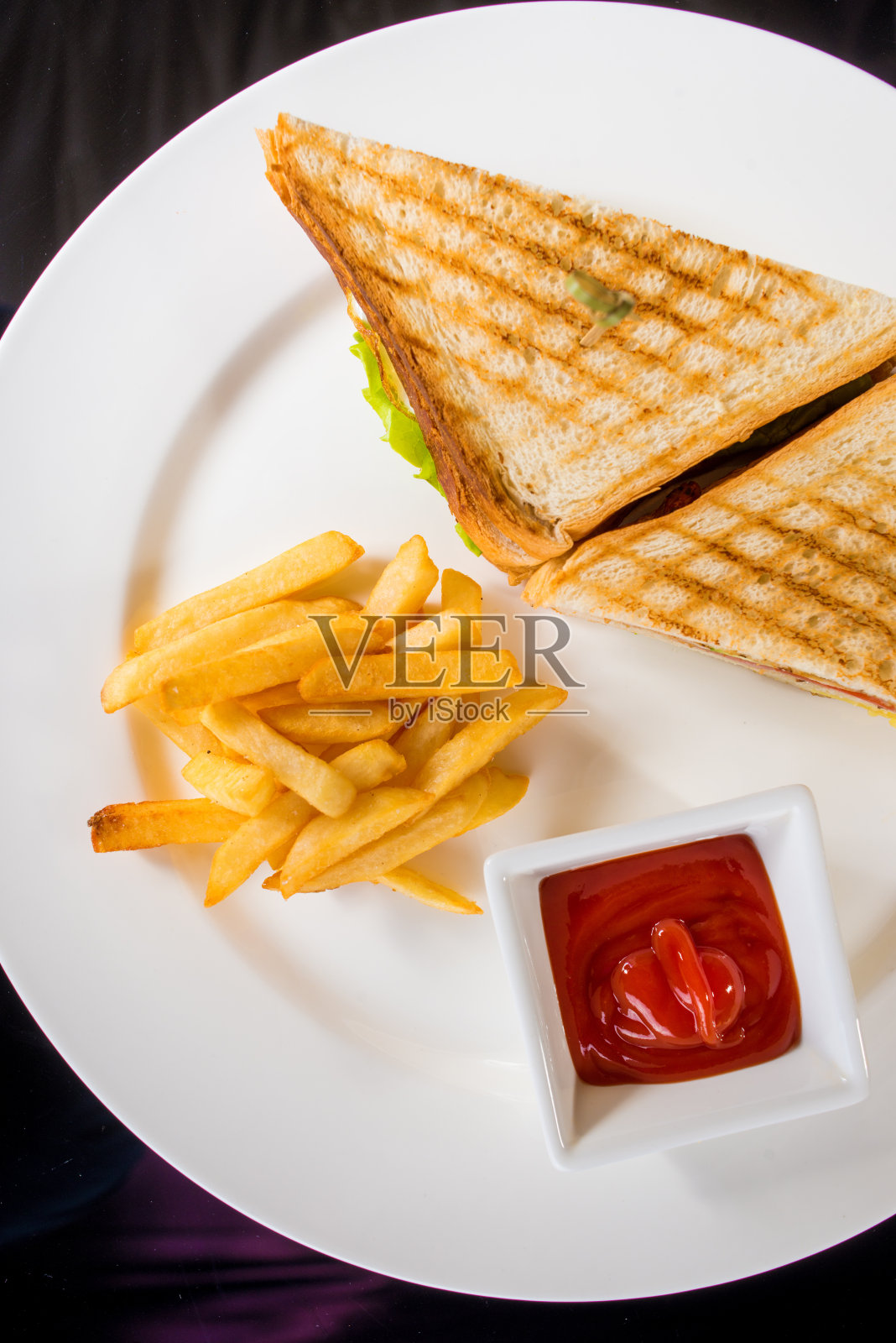两个美味的三明治配薯条和酱汁照片摄影图片