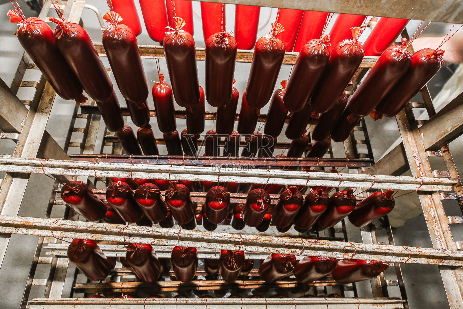 屠宰场里的香肠照片摄影图片