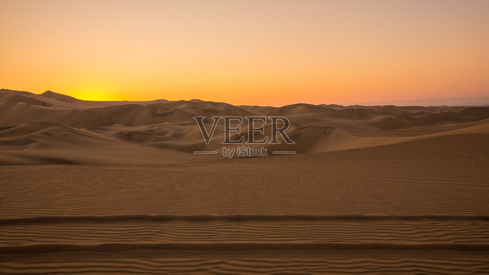 秘鲁伊卡地区瓦卡奇纳沙漠的沙丘照片摄影图片