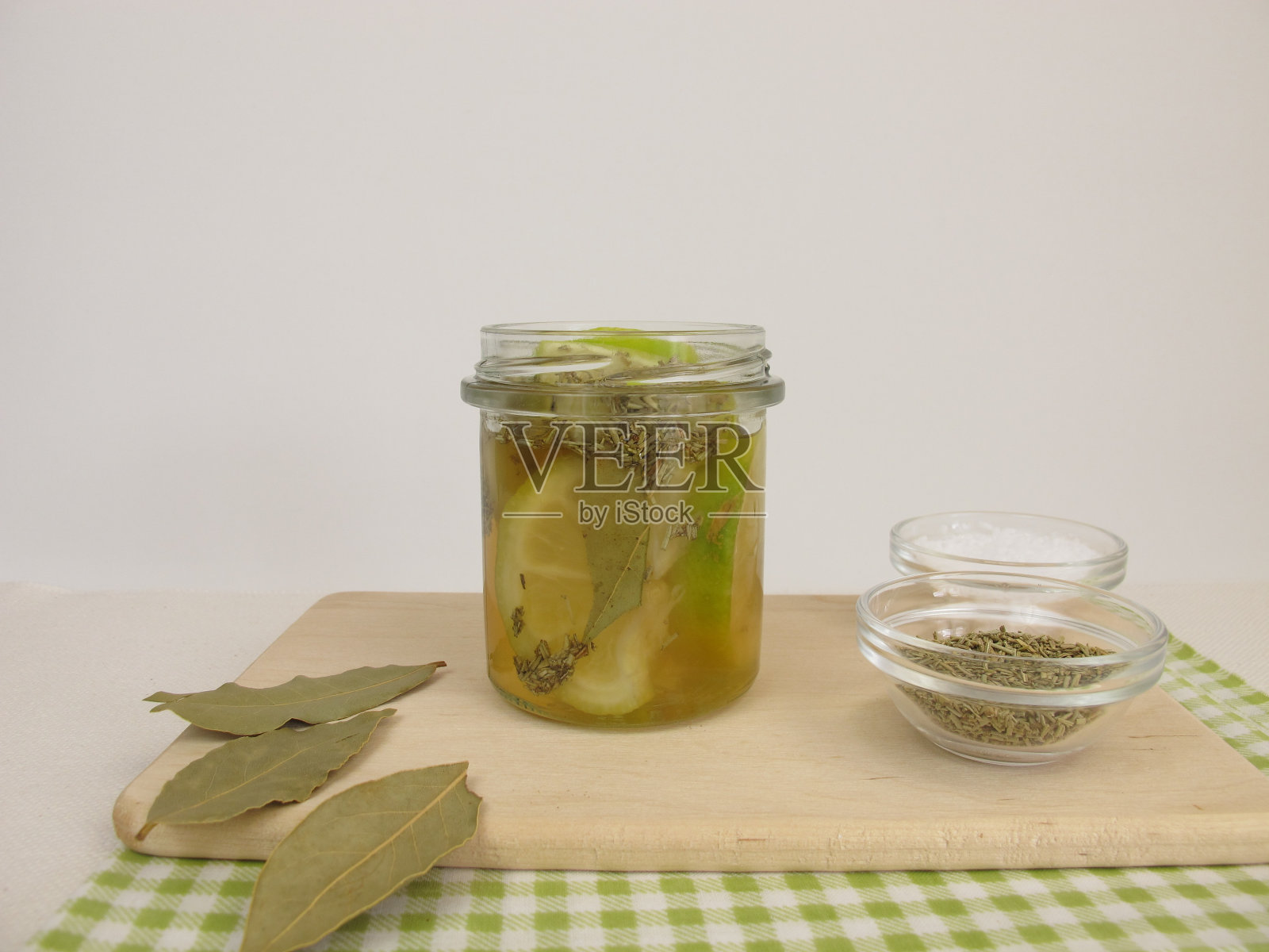 迷迭香和月桂叶腌柠檬照片摄影图片