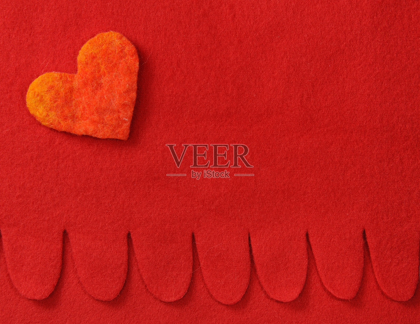 红色背景上的心照片摄影图片