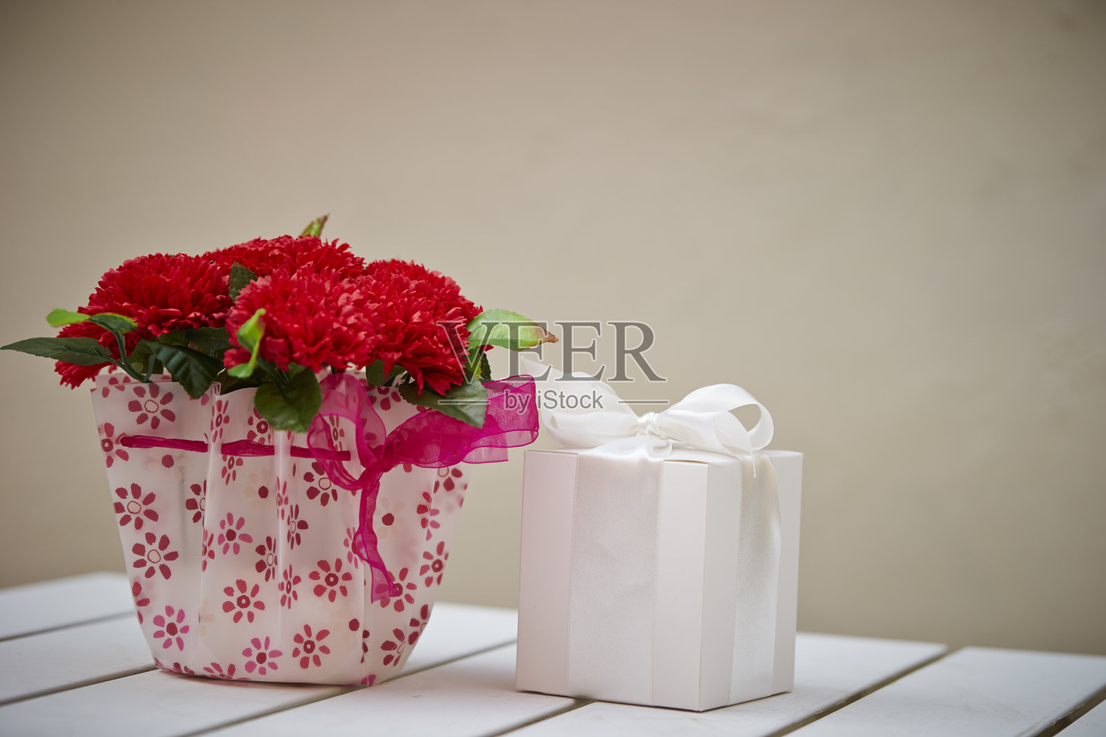 礼盒与花盆照片摄影图片