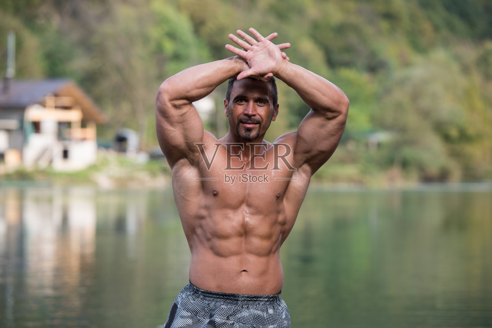 健美运动员展示他训练有素的身体照片摄影图片