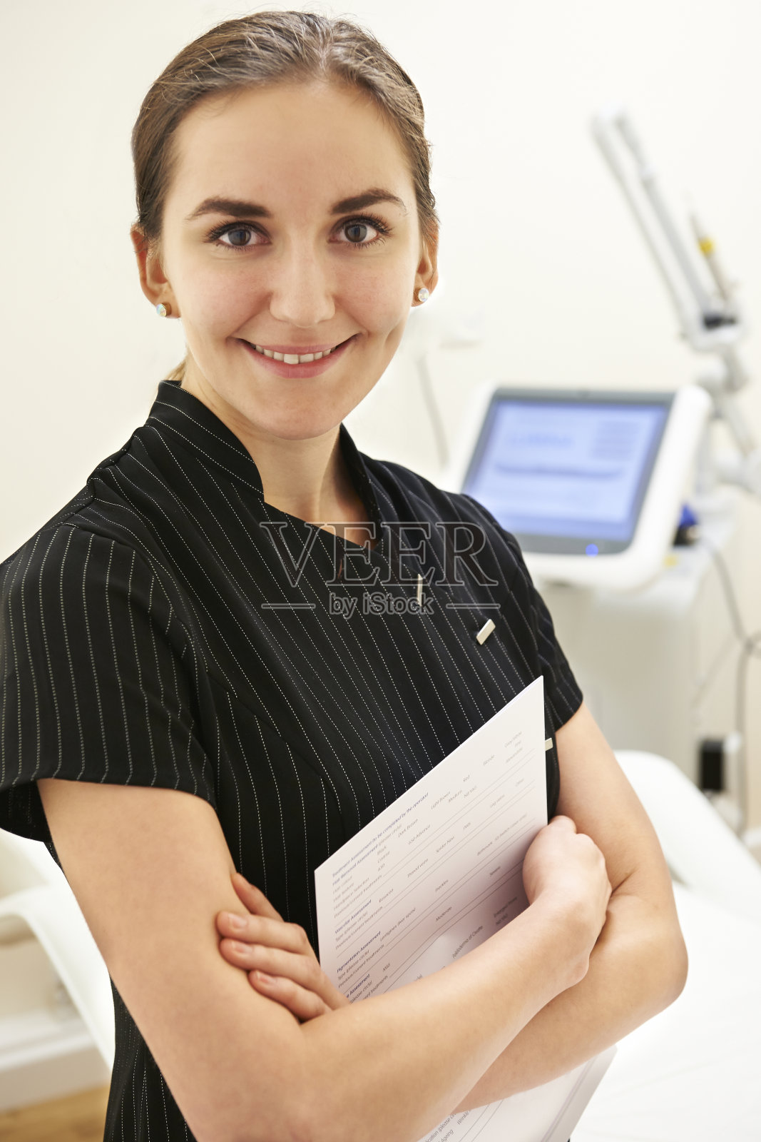 肖像美容师站在激光治疗设备照片摄影图片