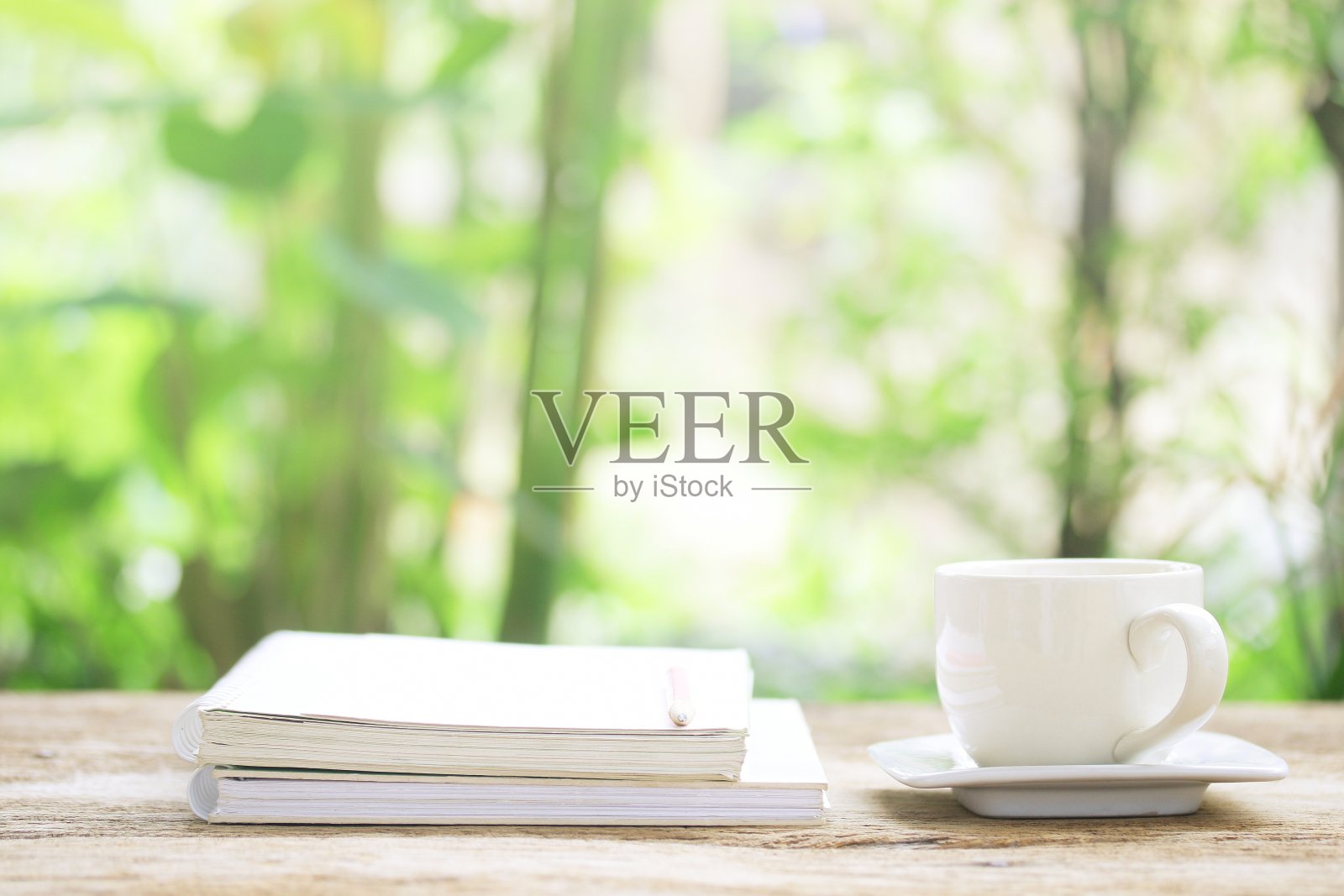 木桌上放着笔记本和白杯子照片摄影图片