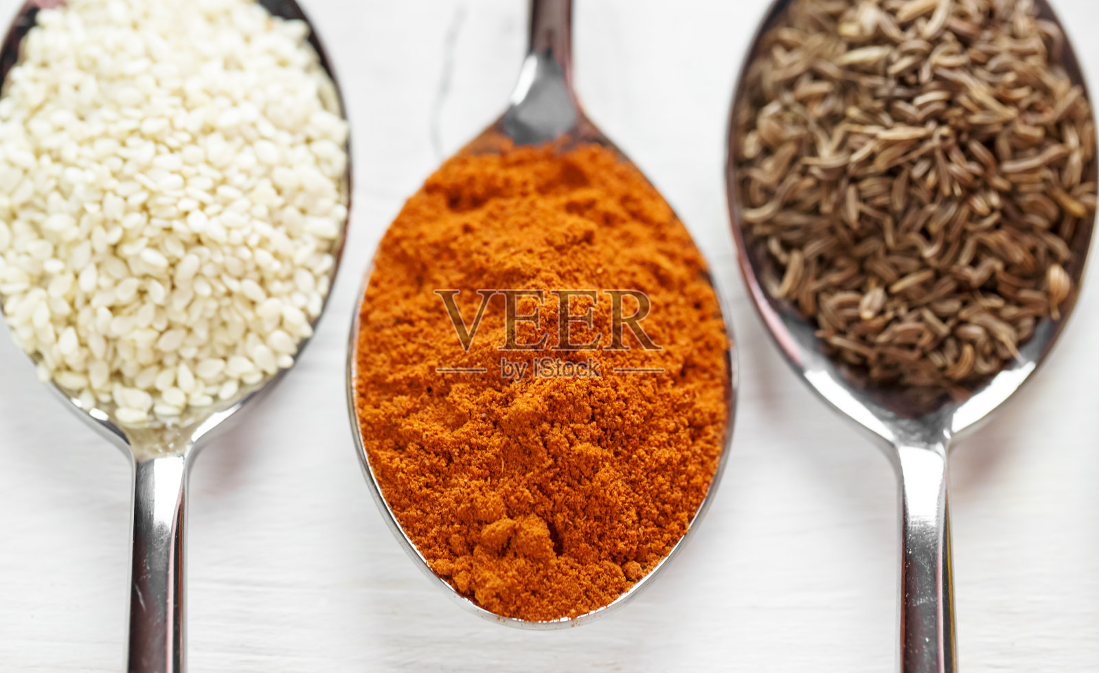 用铁勺盛着美丽多彩的香料照片摄影图片