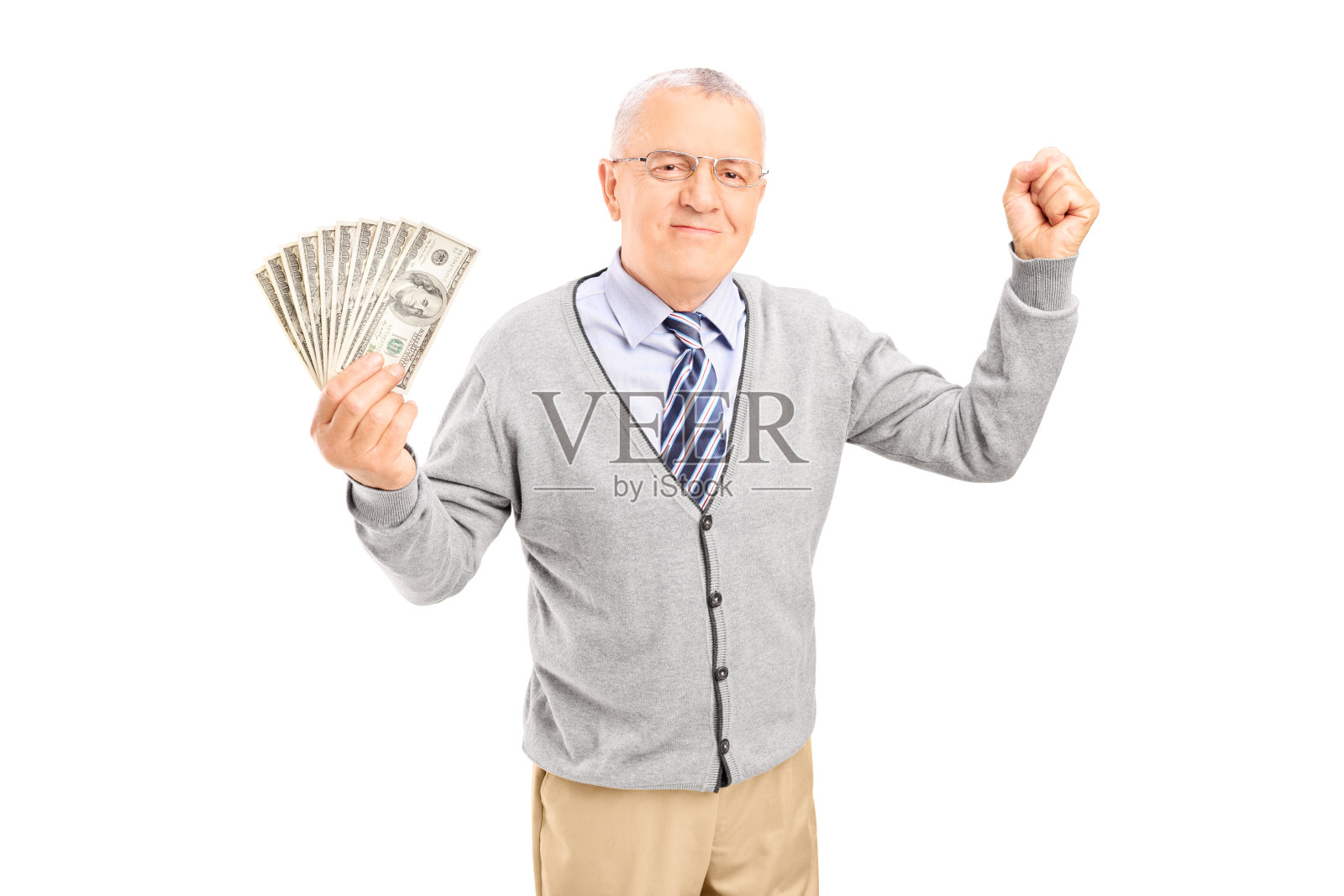 老人拿着现金，做着幸福的手势照片摄影图片