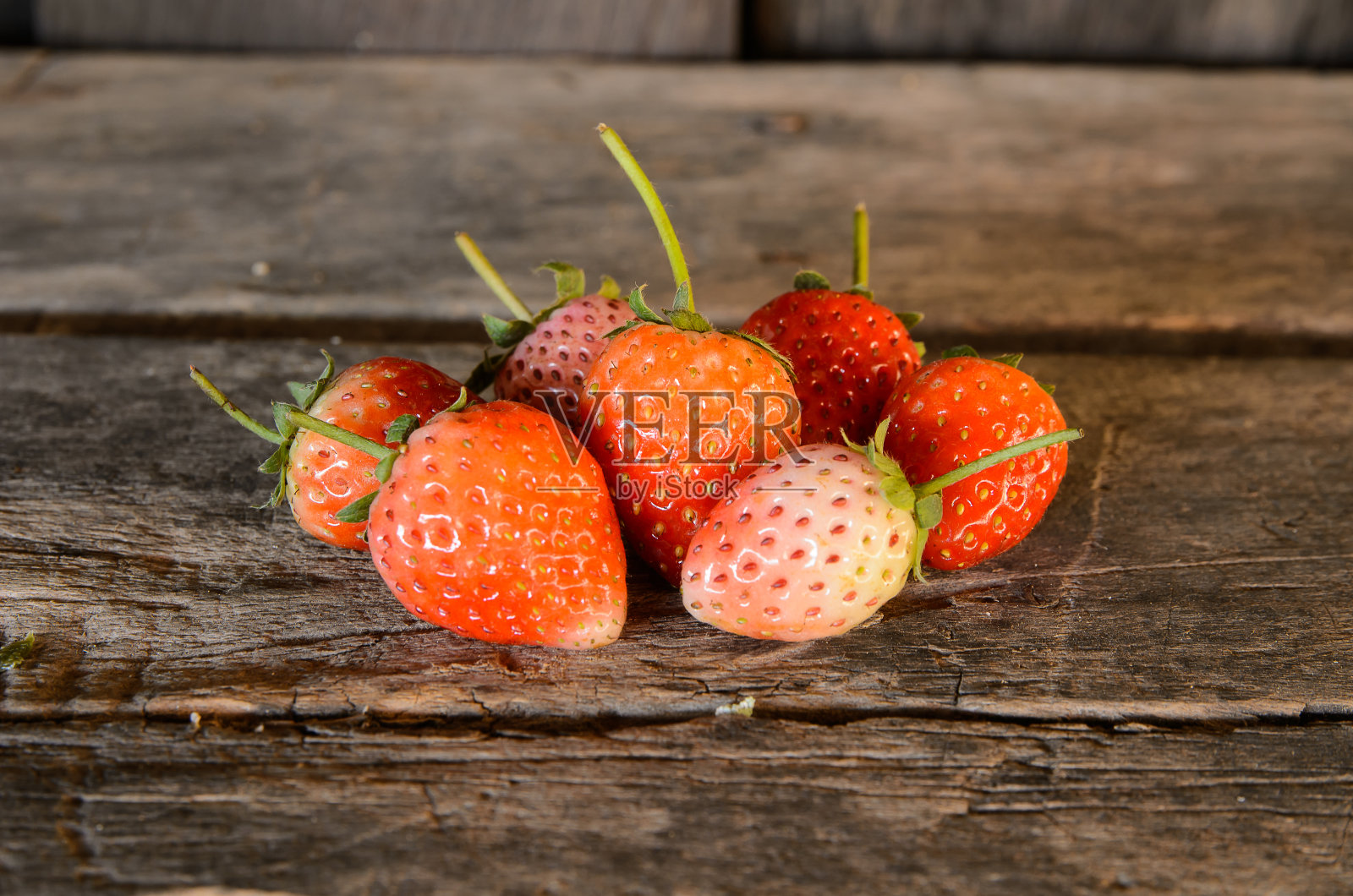 木桌上放着新鲜草莓照片摄影图片