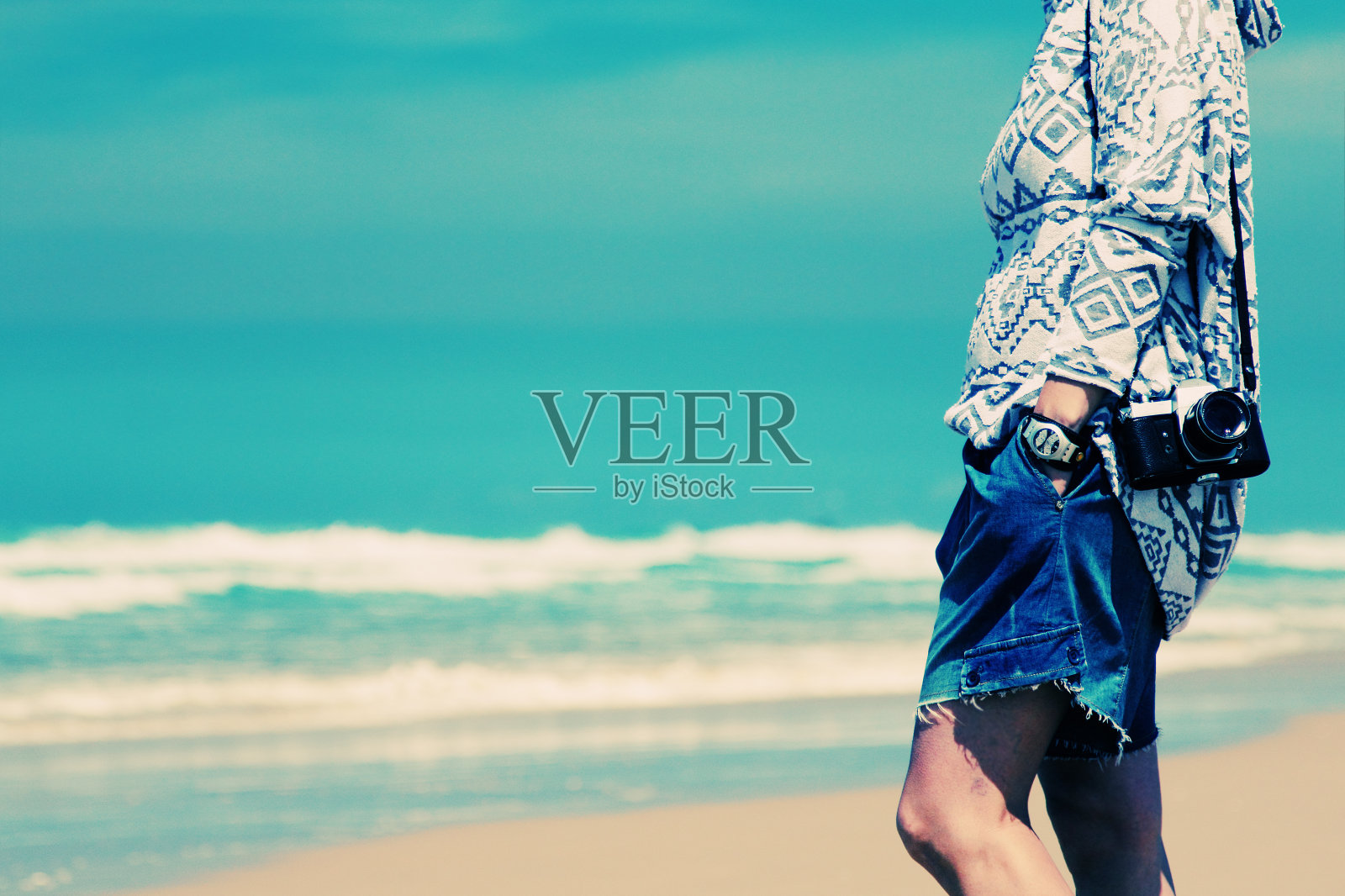 带着复古相机的女人照片摄影图片