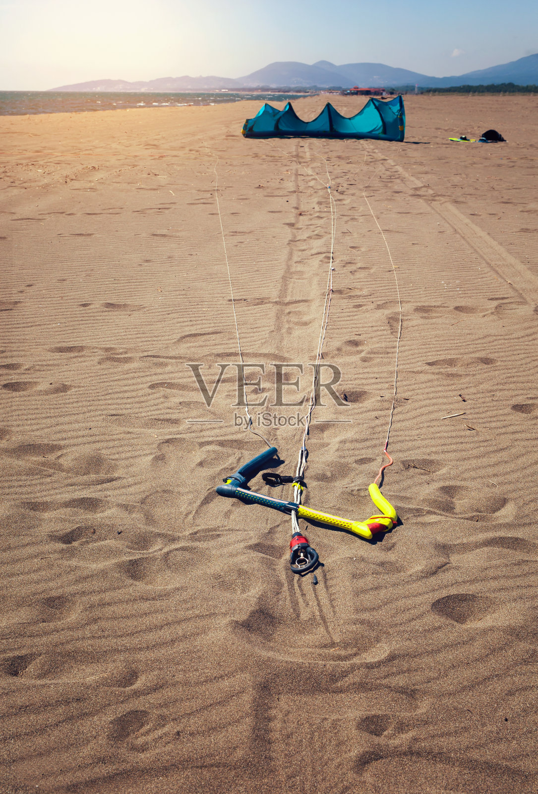 沙滩上的风筝冲浪者为骑行准备运动器材照片摄影图片