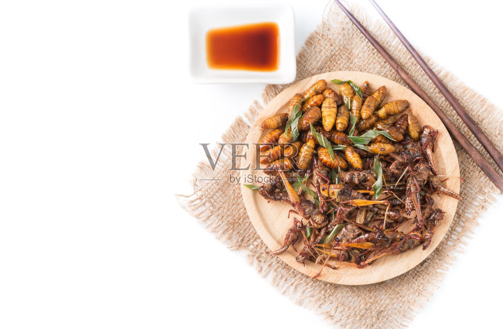 炸蚱蜢和蚕蛹照片摄影图片