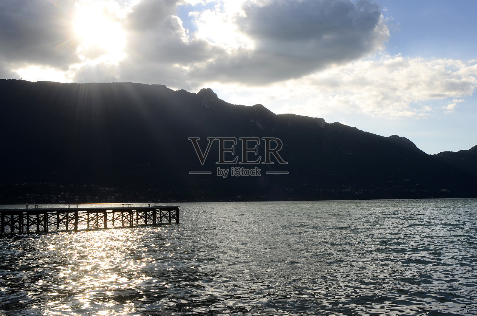 布尔热湖和山脉照片摄影图片