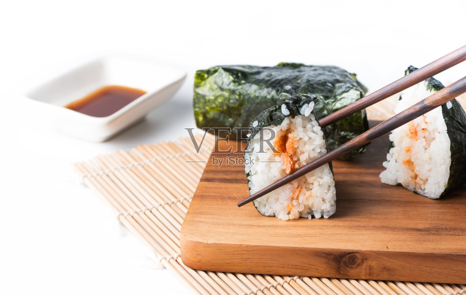 寿司，三文鱼裹在孤立的海藻里照片摄影图片