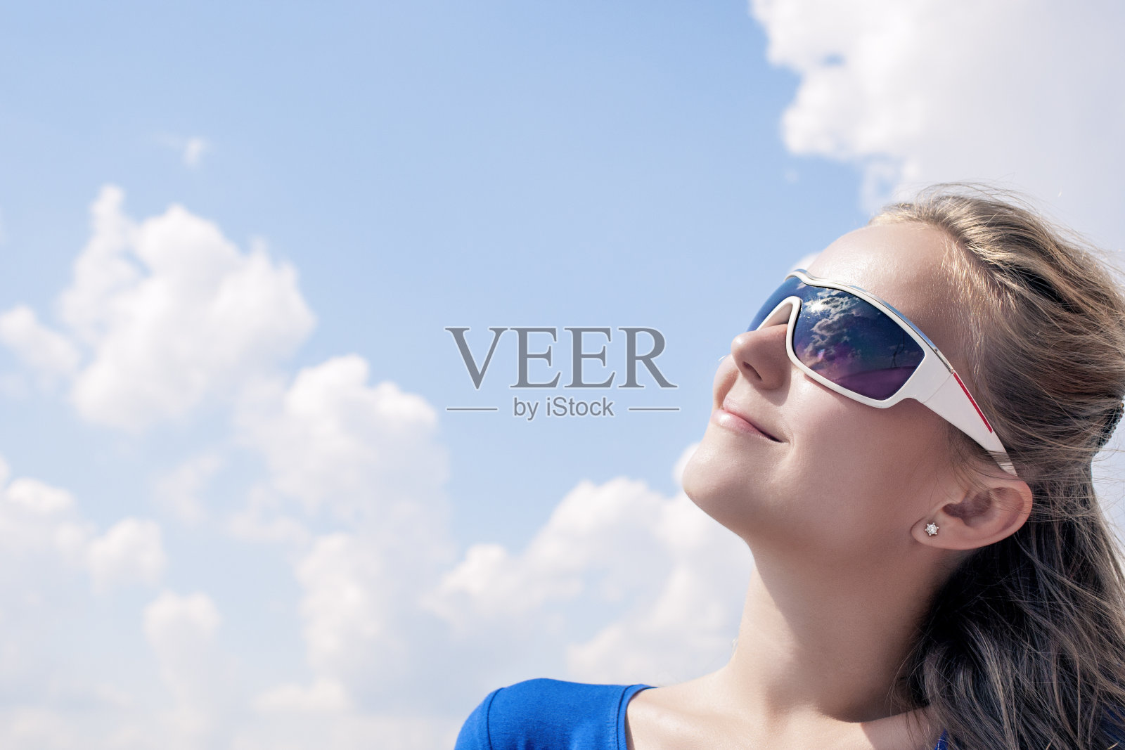 年轻的微笑白种人金发女性的侧面戴着太阳镜照片摄影图片