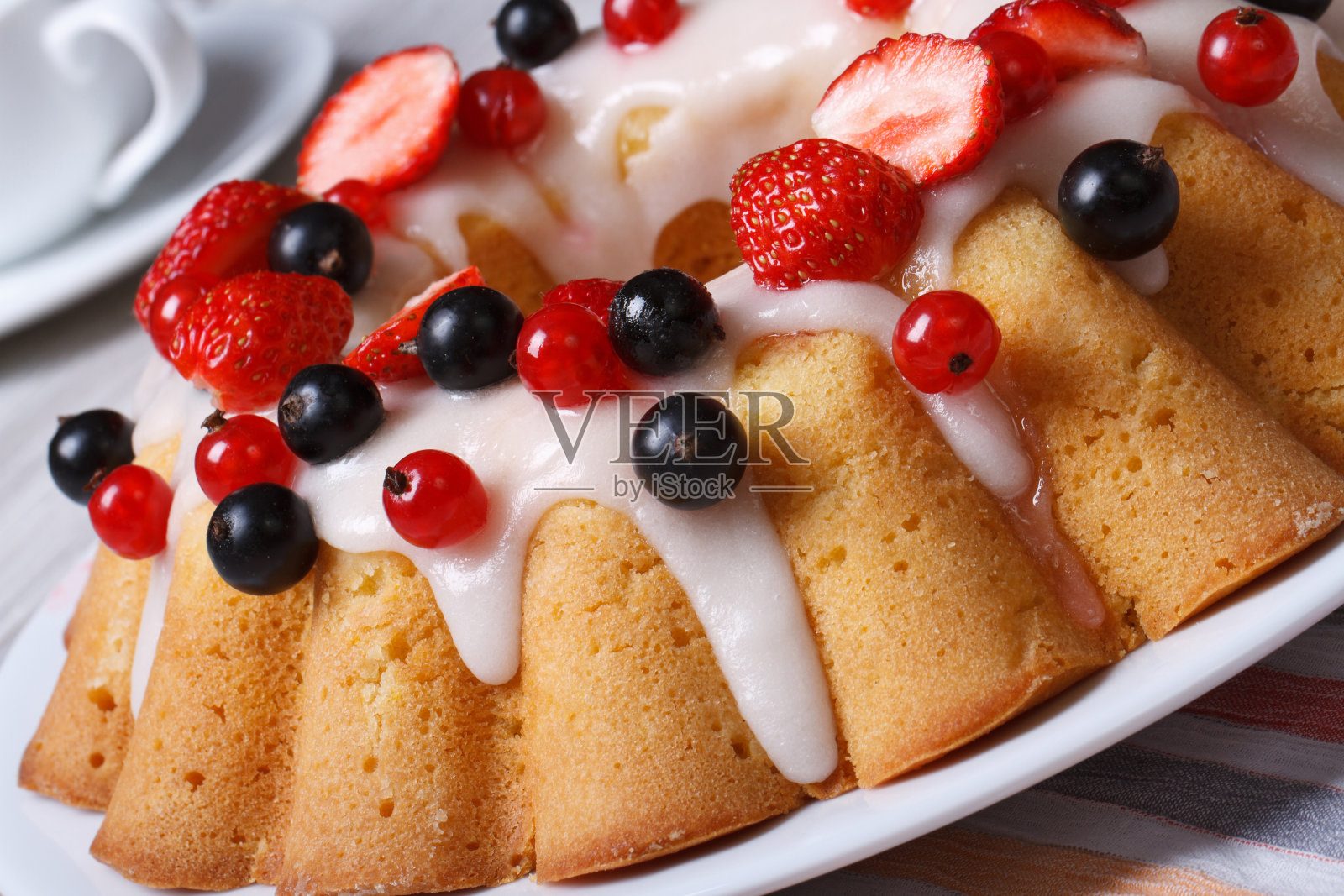 水果蛋糕与浆果和糖霜特写。照片摄影图片