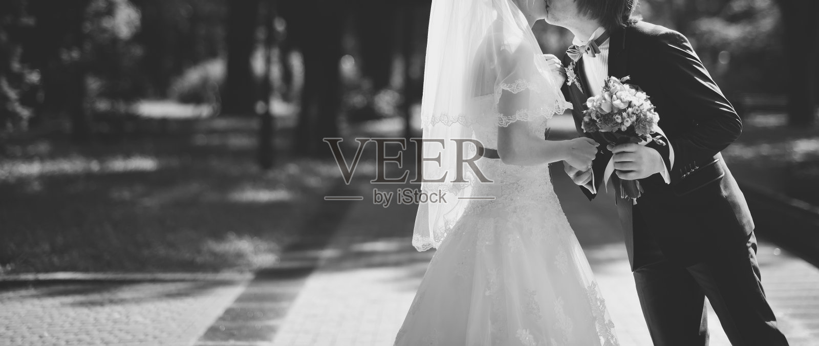 新郎和新娘在婚礼当天一起。照片摄影图片