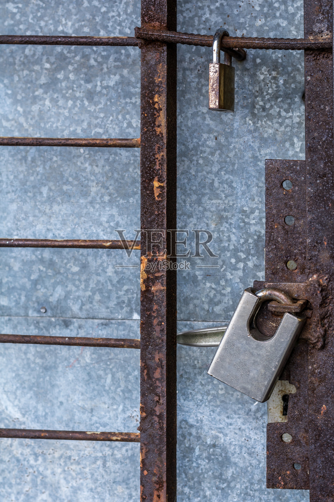 闭门金属锁，安全防护挂锁照片摄影图片
