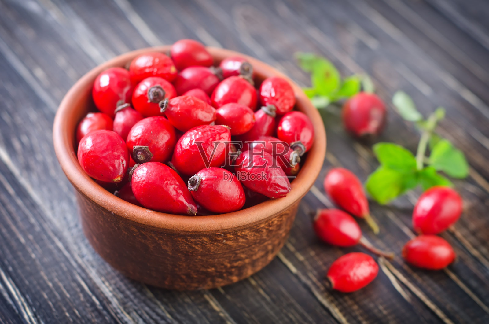 桌上碗里的樱桃特写镜头照片摄影图片