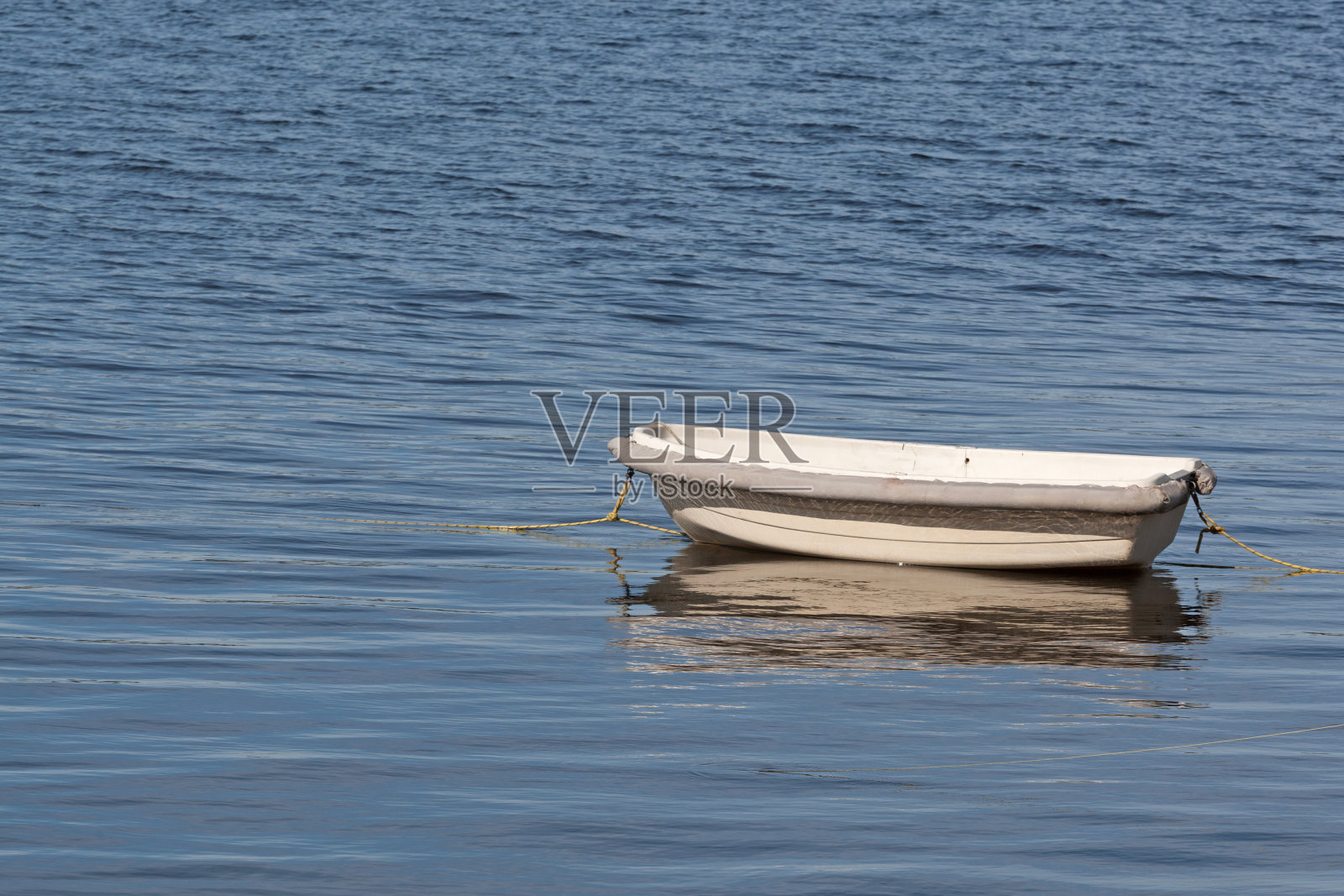 小型漂浮小艇照片摄影图片