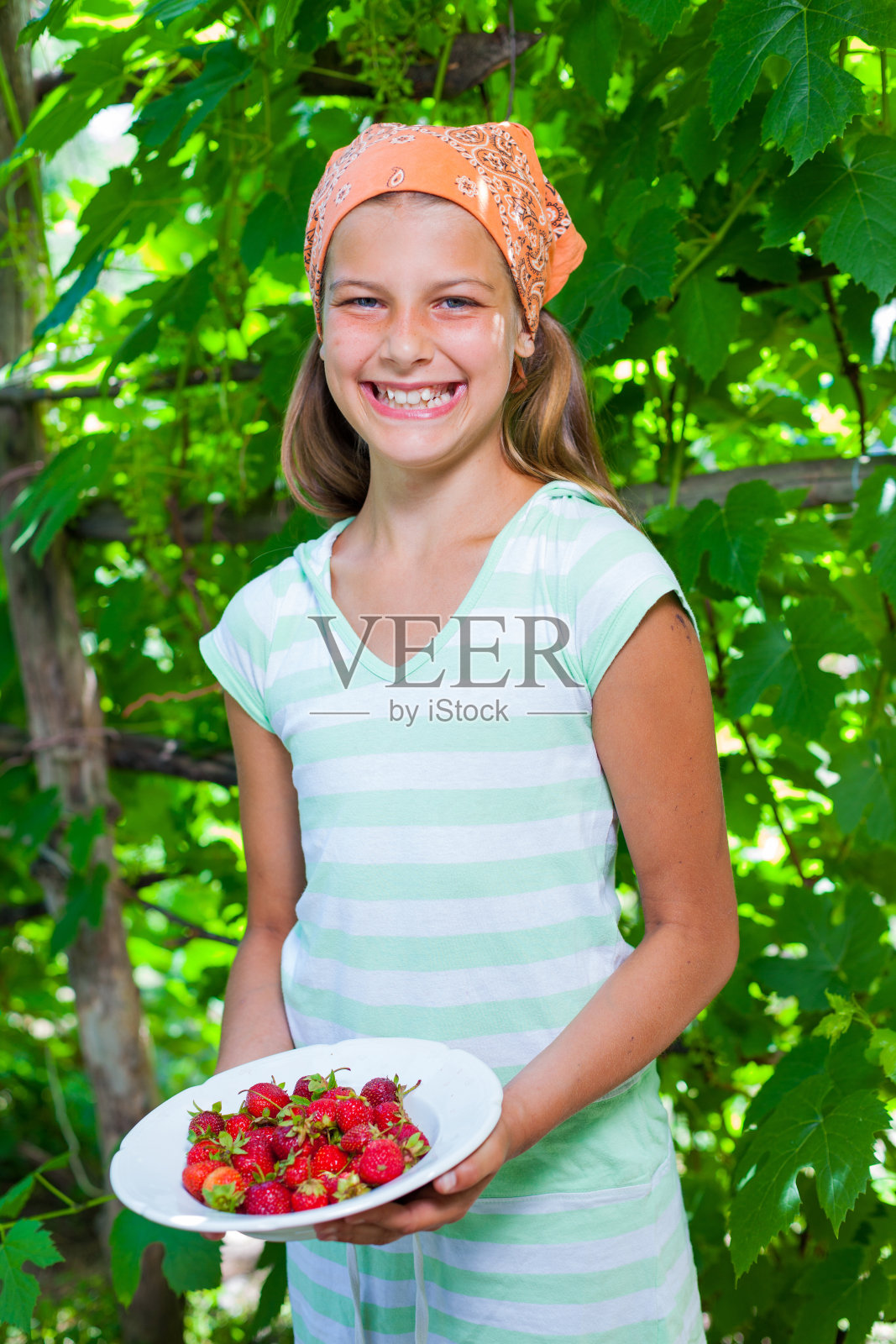 女孩与新鲜草莓照片摄影图片