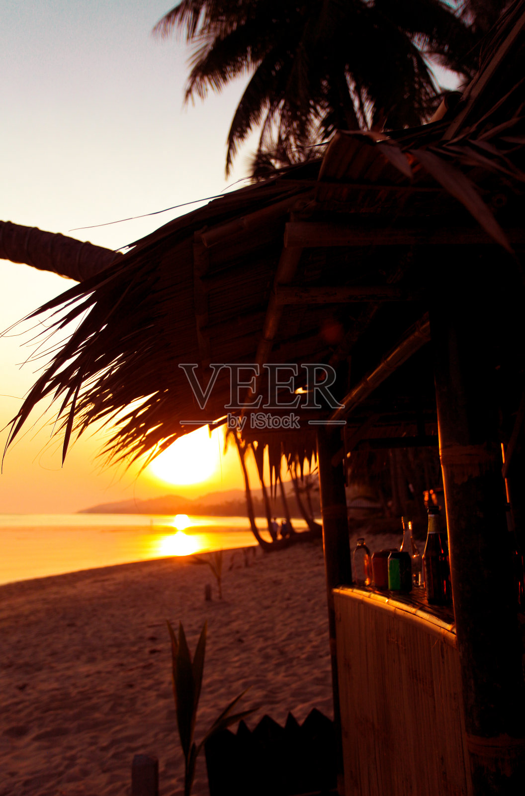 热带海滩上美丽的日落照片摄影图片