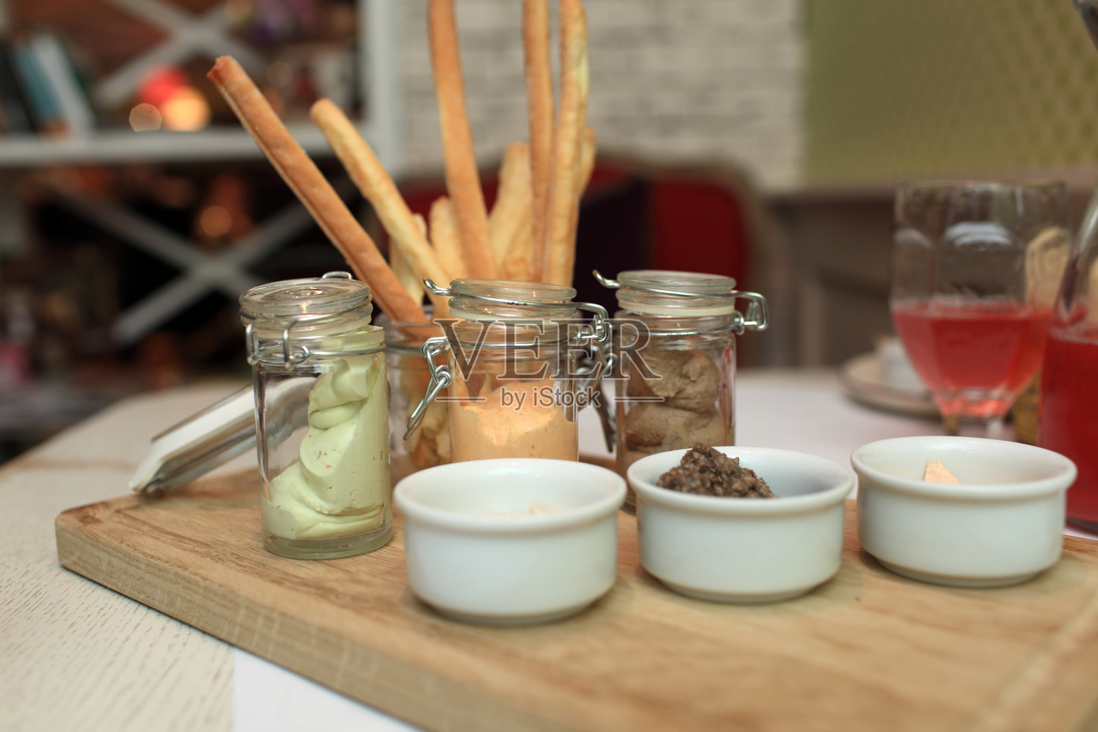 把肉酱放在托盘上照片摄影图片