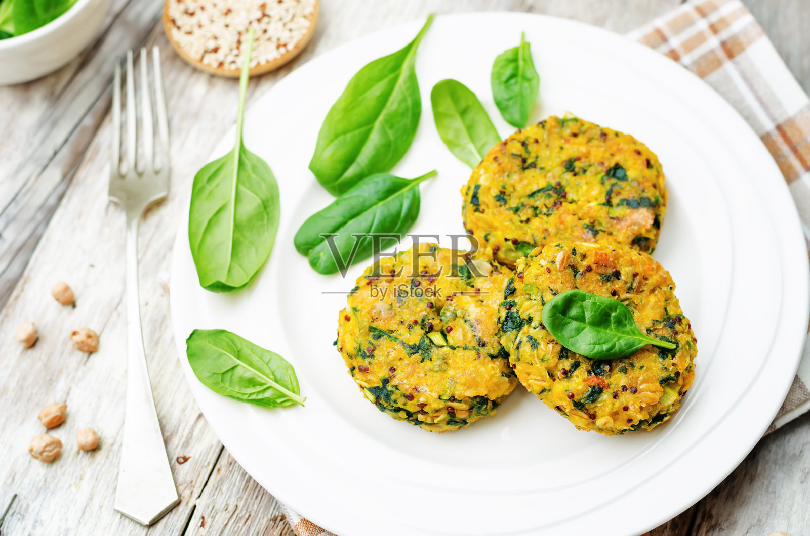 藜麦、菠菜、鹰嘴豆、南瓜馅饼照片摄影图片